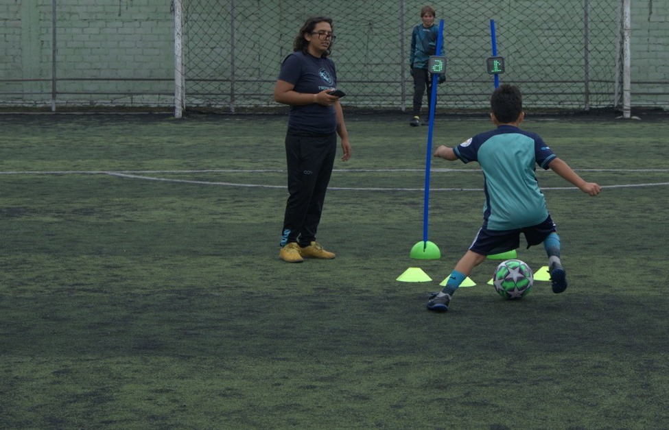 Arquera entrenando con tecnología neurocognitiva en Neuro Fútbol