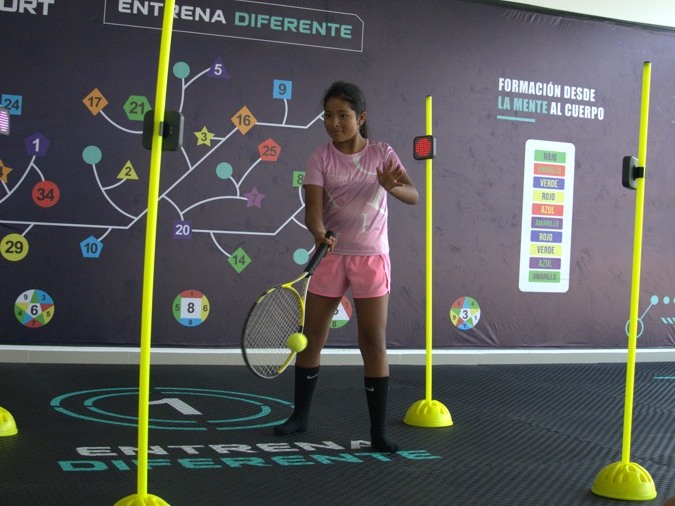 Alumna entrenando tenis con sensores de reacción en Neuro Sport
